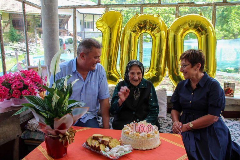 Кметът на Община Тетевен поздрави баба Пена Неева по случай нейния 100-годишен юбилей