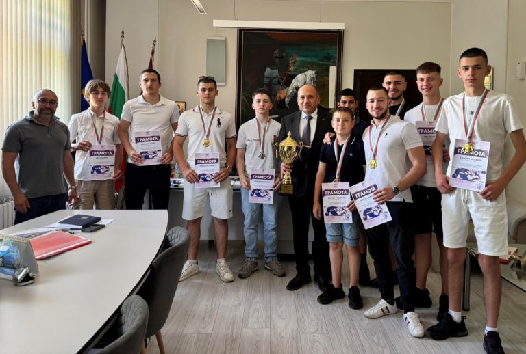 Кметът Страцимир Петков награди състезателите на СК „Джу Джицу Вароша“ за успехите им на държавното първенство
