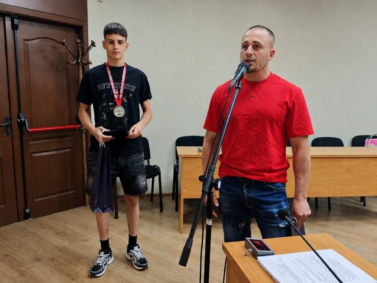 Сребърният медалист от Европейското първенство по борба Камен Горанов – младши с отличие от местната власт