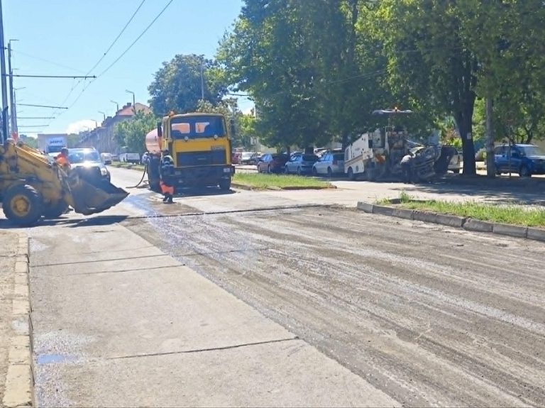 Ремонтират участък по бул. „Георги Кочев“, продължава работата и по кръстовището с булевард „Хр. Ботев“