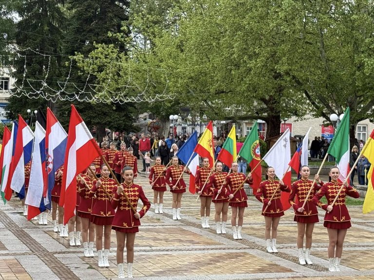 В Троян отбелязаха Деня на Европа с празнично шествие на знамената
