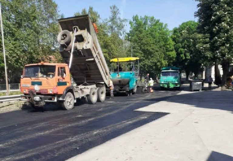 Полагат новия асфалт по ул. „Вардар“, започва ремонт и на кръстовището на булевардите „Хр. Ботев“ и „Георги Кочев“