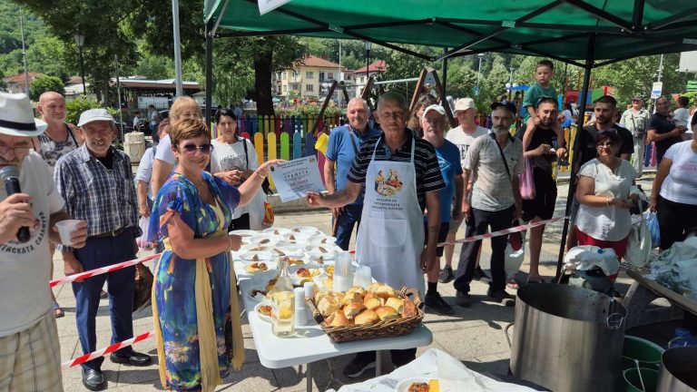 Празникът на тетевенската саламура и ракия събра стотици гости в сърцето на Тетевен