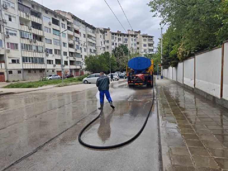 В Плевен продължава почистването на отводнителните шахти и миенето на улиците