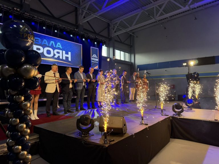 Откриха нова спортна зала в Троян