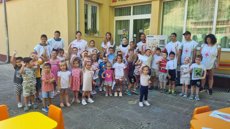 Младите червенокръстци от Тетевен отбелязаха Международния ден на младежта с деца от три детски градини