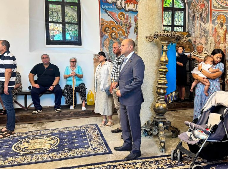 С празнични богослужения Ловеч и село Къкрина отбелязаха 15 август – Успение на Пресвета Богородица.