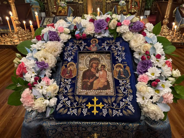 Чудотворната Хавайска мироточива Иверска икона на Пресвета Богородица в Ловеч