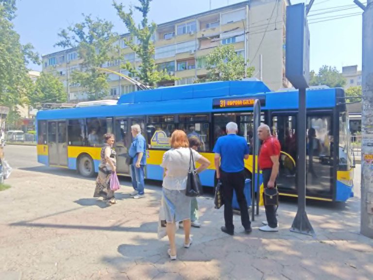Плевен въведе безконтактно плащане в градския транспорт с банкова карта