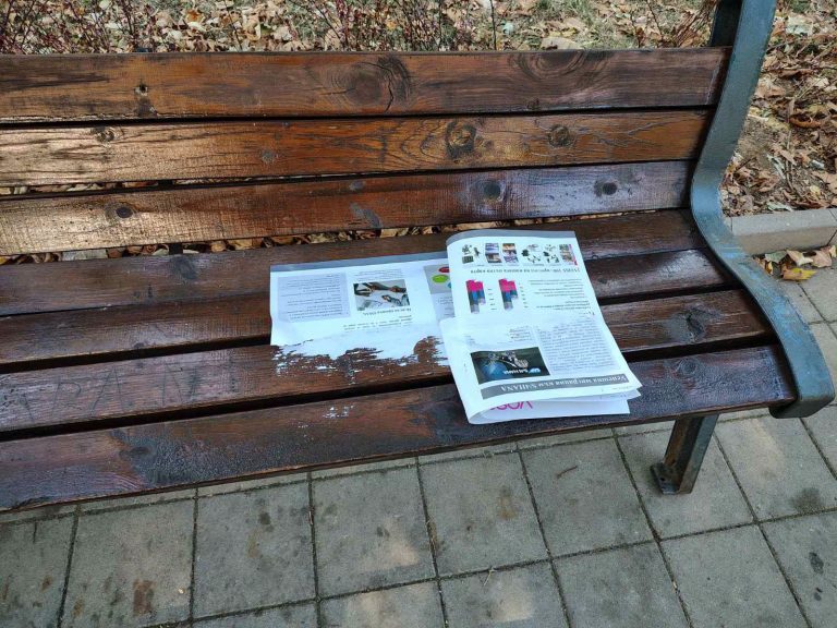 Новобоядисани пейки на площад „Свобода“ в Ловеч – призив за отговорност
