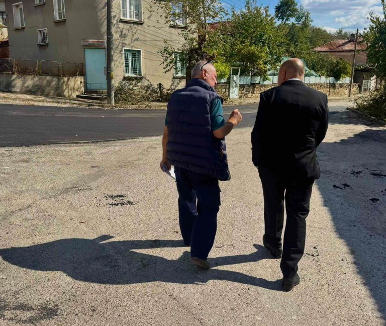 Кметът на Ловеч провери на място асфалтирането в село Хлевене